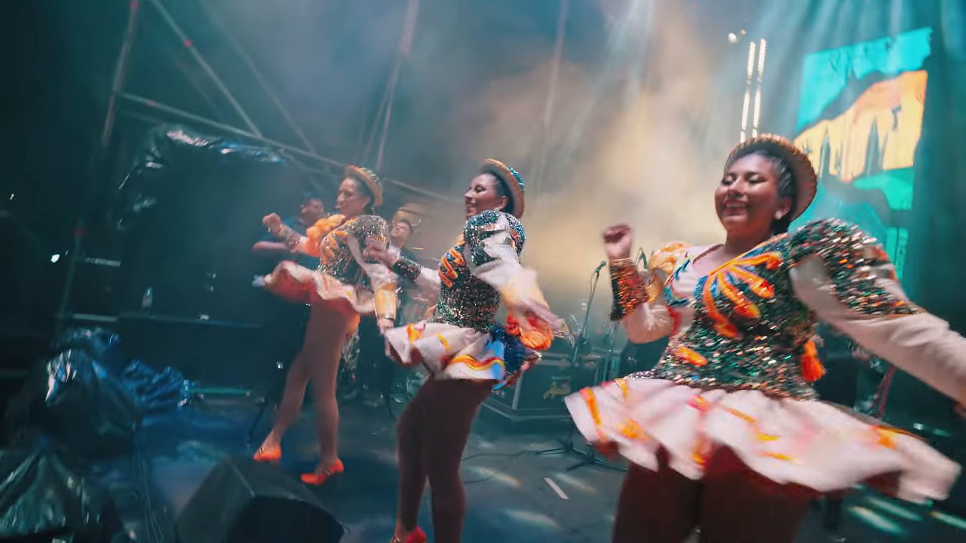 Bailarinas con banderas bolivianas en el escenario de Vibra Bolivia